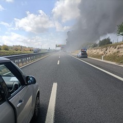 Autobus in fiamme: evitata una tragedia grazie a due agenti della Polstrada