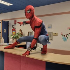 Spiderman fa visita ai bambini della pediatria del "Bonomo"