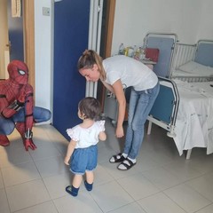 Spiderman fa visita ai bambini della pediatria del "Bonomo"