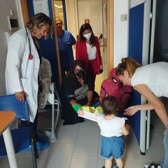 Spiderman fa visita ai bambini della pediatria del "Bonomo"