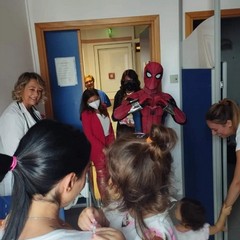 Spiderman fa visita ai bambini della pediatria del "Bonomo"