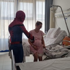 Spiderman fa visita ai bambini della pediatria del "Bonomo"