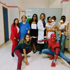 Spiderman fa visita ai bambini della pediatria del "Bonomo"