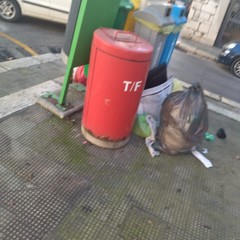 Regalo di Natale per i residenti piazzetta dell' Annunziata: rifiuti a gogò