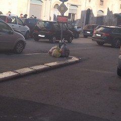 Regalo di Natale per i residenti piazzetta dell' Annunziata: rifiuti a gogò