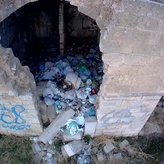 Rifiuti in un casolare abbandonato in via Bisceglie
