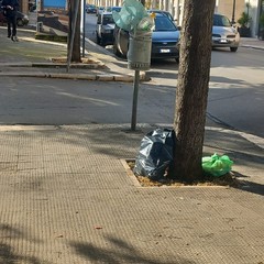 piazzetta di via Annunziata trasformata in piccola discarica