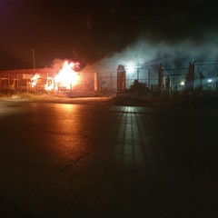 incendio in un autoparco su via Canosa