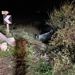 Auto rubata provoca grave incidente