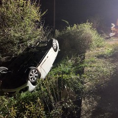 Auto rubata provoca grave incidente