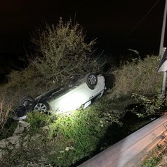 Auto rubata provoca grave incidente
