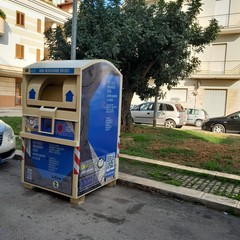 Nuovi cassonetti dell'azienda Cannone s.r.l. per la raccolta degli indumenti usati alità, con il mic