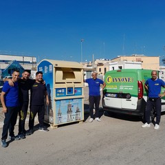Nuovi cassonetti dell'azienda Cannone s.r.l. per la raccolta degli indumenti usati alità, con il mic