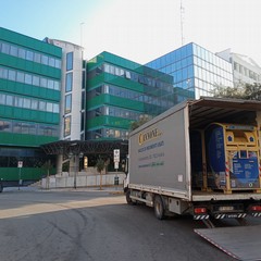 Nuovi cassonetti dell'azienda Cannone s.r.l. per la raccolta degli indumenti usati alità, con il mic