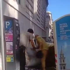 abbandono di rifiuti in pieno centro cittadino
