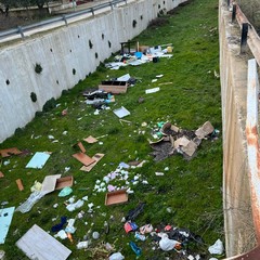 Sversamento di rifiuti nel canale Ciappetta Camaggio
