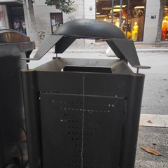 i nuovi cestini porta immondizia vandalizzati