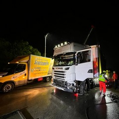 Tir bulgaro finisce contro il guard rail