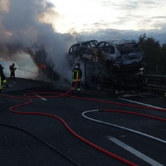 A fuoco bisarca sull'A14: rallentamenti nel tratto Trani Molfetta