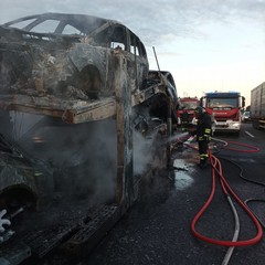 A fuoco bisarca sull'A14: rallentamenti nel tratto Trani Molfetta
