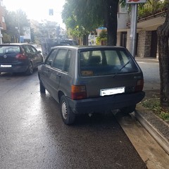 Fiamme dal vano motore di una Fiat Uno in piazza SS. Trinità