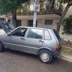 Fiamme dal vano motore di una Fiat Uno in piazza SS. Trinità