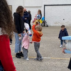 uova e scarcelle ai bambini ucraini