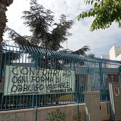 protesta contro l'obbligo vaccinale