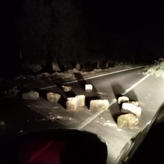 Pietre sulla strada per depredare una stazione di servizio