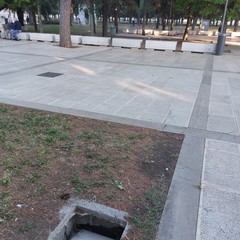 Danneggiati coperchi tombini pubblica illuminazione