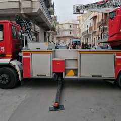 Gru dei Vigili del Fuoco per riportare nel suo appartamento donna andriese