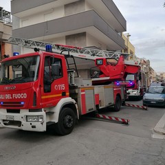 Gru dei Vigili del Fuoco per riportare nel suo appartamento donna andriese