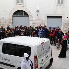 “Vite in ballo” consegna un furgone ai volontari di “Santa Maria Goretti”