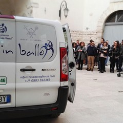 “Vite in ballo” consegna un furgone ai volontari di “Santa Maria Goretti”
