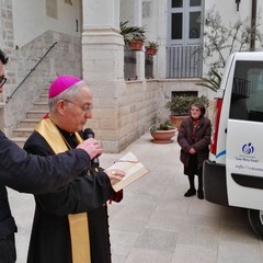 “Vite in ballo” consegna un furgone ai volontari di “Santa Maria Goretti”