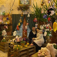 Scorcio della stradina stretta addobbata per San Valentino