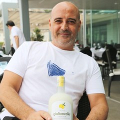 Giuliano Di Matteo tra le mani la sua bottiglia di Giulioncello
