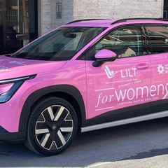 la Sindaca Giovanna Bruno con l'auto 100% elettrica della LILT per promuovere la prevenzione del tumore al seno