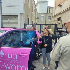 la Sindaca Giovanna Bruno con l'auto 100% elettrica della LILT per promuovere la prevenzione del tumore al seno