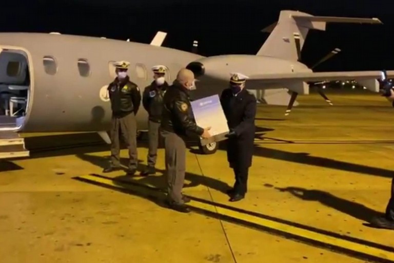 L'arrivo all' aeroporto di Bari i primi vaccini Covid 19