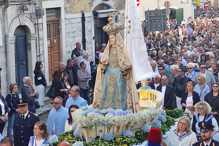 Folla di fedeli alla processione della Madonna dell'Altomare