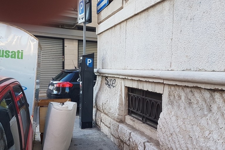 C'è una nuova discarica in città in via Oberdan. <span>Foto Riccardo Di Pietro</span>