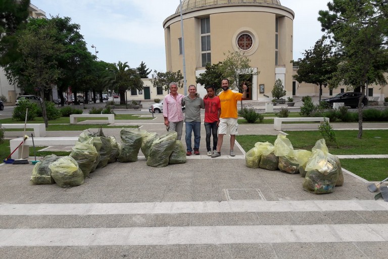Piazza SS. Trinità ripulita da cittadini diligenti
