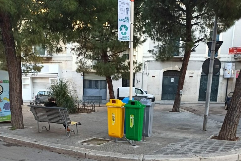 mini isola ecologica in piazza sorelle Agazzi
