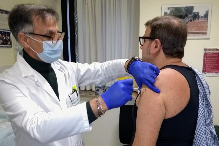 Giancarlo Cannone mentre si vaccina