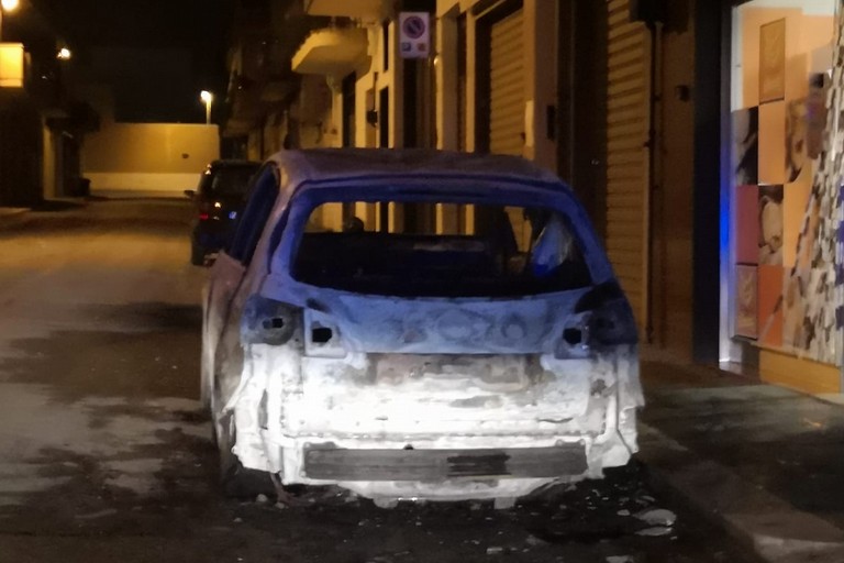Auto in fiamme in via Ernandez della Torres