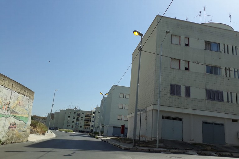 luci accese di giorno al quartiere di San Valentino