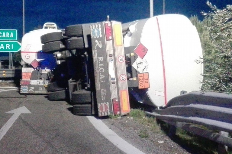 Si ribalta rimorchio di camion di cisterna su A/14