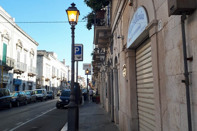 Lampioni accesi in via Ferrucci di mattina