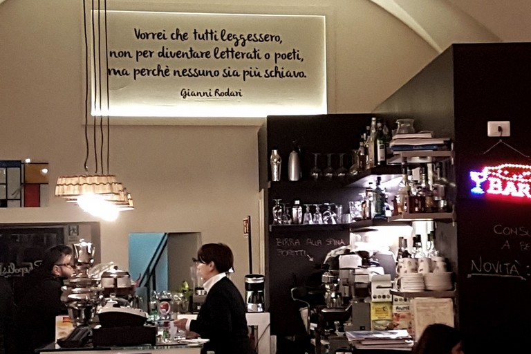 Ultimo giro di bevute di cultura al caffè letterario “ Persepolis”. <span>Foto Riccardo Di Pietro</span>